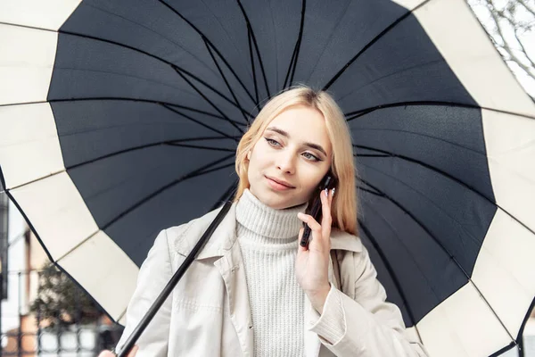 Junge Blonde Frau Telefoniert Mit Regenschirm — Stockfoto