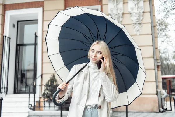 Junge Blonde Frau Telefoniert Mit Regenschirm — Stockfoto