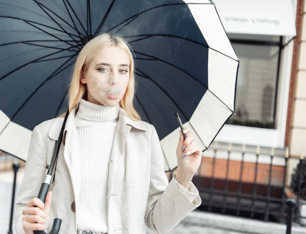 Ung Blond Kvinna Röker Elektronisk Cigarett Paraply Staden — Stockfoto