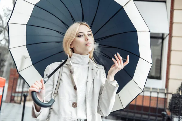 Junge Blonde Frau Raucht Elektronische Zigarette Unter Regenschirm Der Stadt — Stockfoto