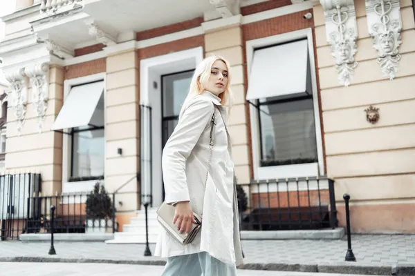 Ung Mode Blond Kvinna Trenchcoat Med Väska Staden — Stockfoto
