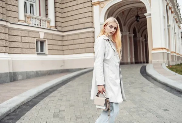 Junge Modebewusste Blonde Frau Trenchcoat Mit Tasche Der Stadt — Stockfoto