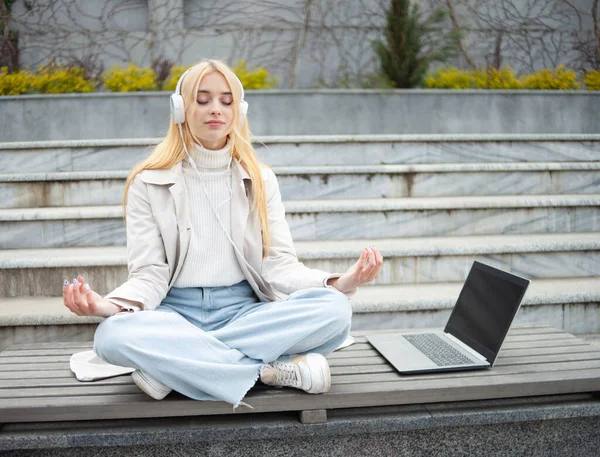 Young Cheerful Woman Meditates Headphones While Sitting Bench Laptop — Stock Photo, Image