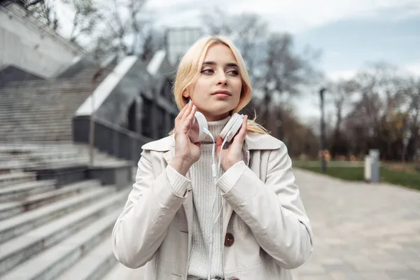 Ung Snygg Tjej Student Med Hörlurar Utomhus — Stockfoto