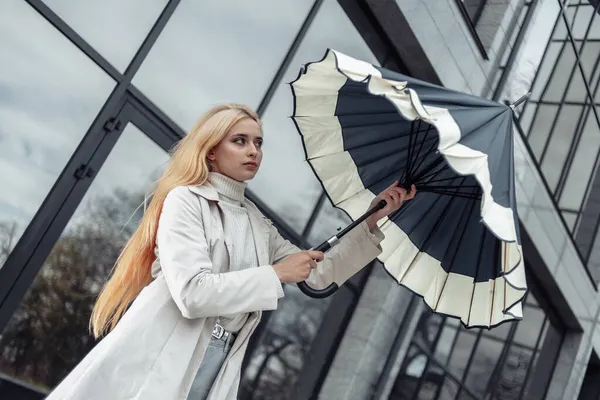 Νεαρή Γυναίκα Της Μόδας Ανοίγει Ομπρέλα Κοντά Στο Επιχειρηματικό Κέντρο — Φωτογραφία Αρχείου