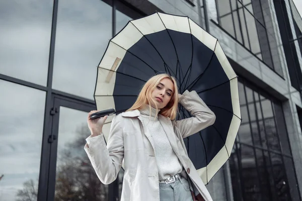 Porträt Eines Jungen Mode Mädchens Trenchcoat Mit Regenschirm Der Nähe — Stockfoto