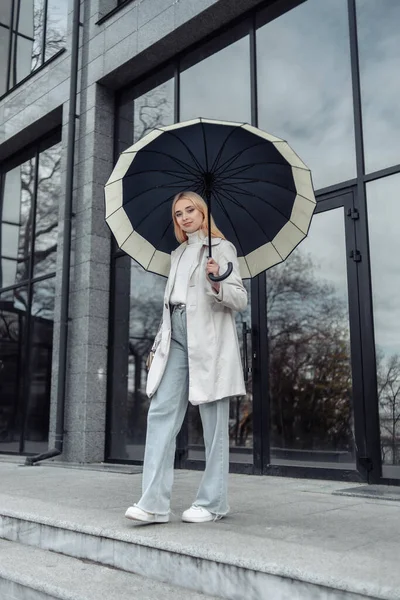Porträt Eines Jungen Mode Mädchens Trenchcoat Mit Regenschirm Der Nähe — Stockfoto