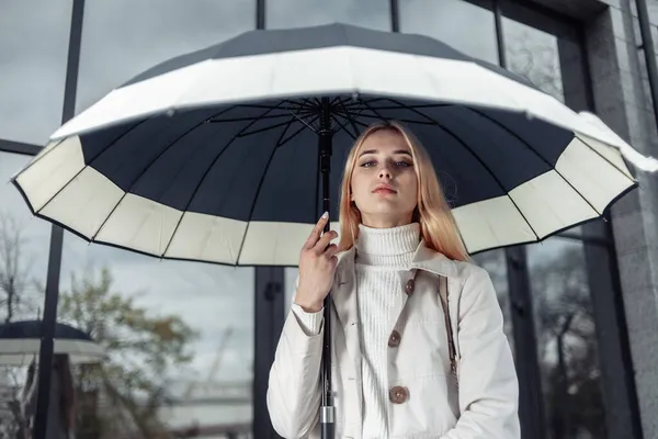 Porträt Eines Jungen Mode Mädchens Trenchcoat Mit Regenschirm Der Nähe — Stockfoto