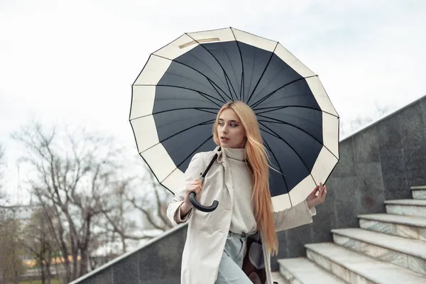 Junge Stilvolle Mädchen Mit Regenschirm Auf Der Treppe — Stockfoto