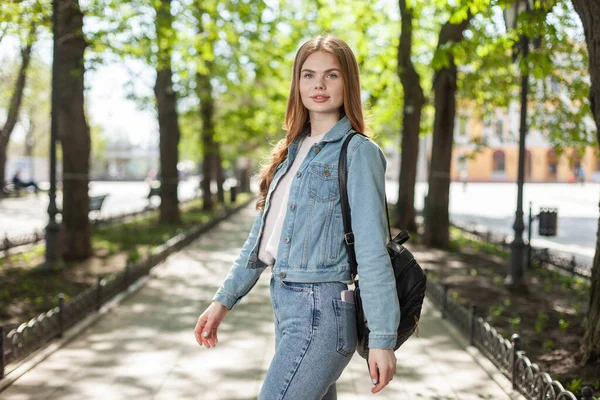 Retrato Mulher Linda Cabelos Longos Jaqueta Ganga Com Mochila Cidade — Fotografia de Stock