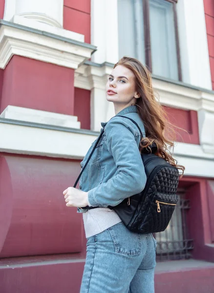 Snygg Sexig Kvinna Denim Kläder Och Ryggsäck Staden — Stockfoto