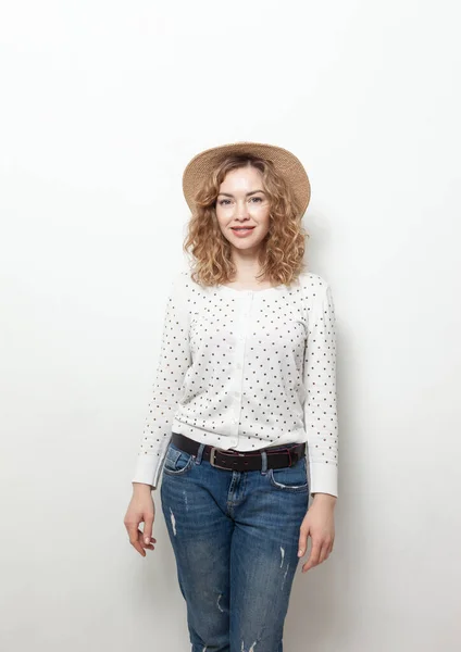 Retrato Linda Mujer Caucásica Rizada Sonriente Sombrero Paja Sobre Fondo — Foto de Stock