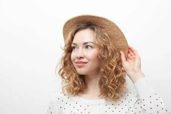 배경에 모자를 곱슬곱슬 머리의 여성의 귀여운 — 스톡 사진