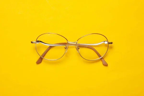 Γυαλιά Οπτικών Ματιών Κίτρινο Φόντο — Φωτογραφία Αρχείου