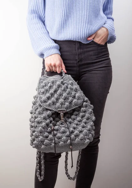 Mujer Con Mochila Punto Sobre Fondo Gris — Foto de Stock