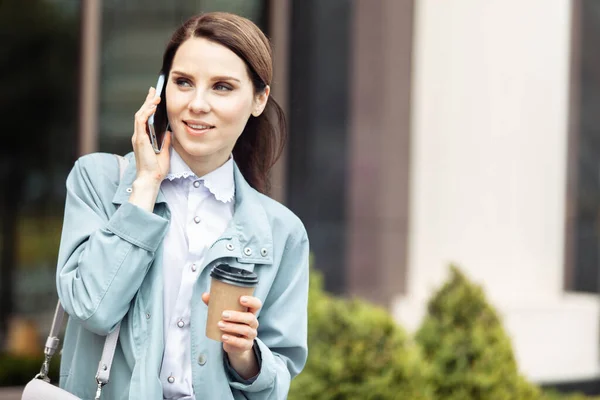 Una Mujer Negocios Gabardina Hablando Por Teléfono Tomando Café Ciudad — Foto de Stock