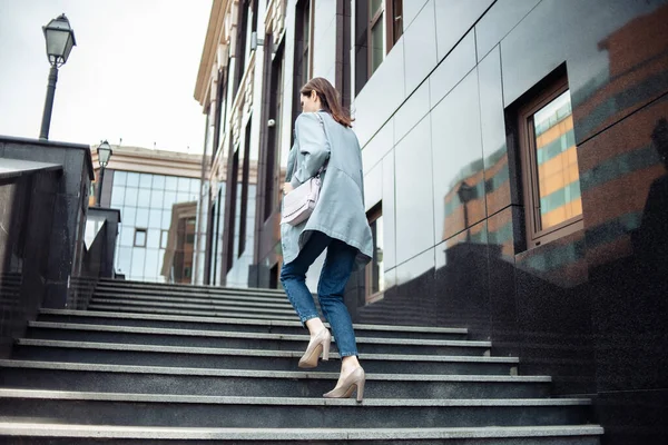Mulher Negócios Moderna Sobe Escadas Perto Edifício Negócios Estilo Vida — Fotografia de Stock
