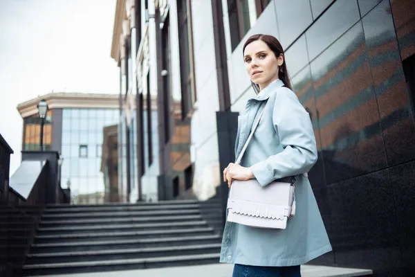 Portrait Une Femme Affaires Mignonne Trench Coat Avec Sac Milieu — Photo