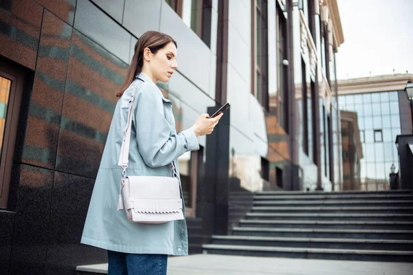 Business Lady Uważnie Patrzy Ekran Smartfona Miejskiej Lokalizacji — Zdjęcie stockowe
