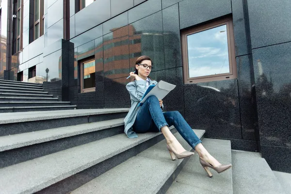 Mulher Negócios Moderna Com Uma Pasta Documentos Senta Nas Escadas — Fotografia de Stock