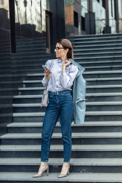 Mulher Negócios Moderna Usa Smartphone Enquanto Está Nas Escadas — Fotografia de Stock