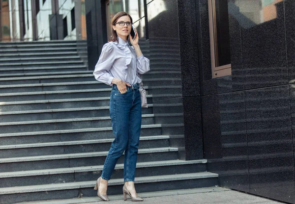 Mulher Negócios Moderna Falando Telefone Enquanto Está Nas Escadas — Fotografia de Stock