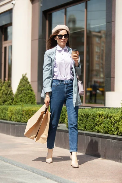 Mulher Shopaholic Elegante Casaco Trincheira Moda Boina Óculos Sol Salto — Fotografia de Stock