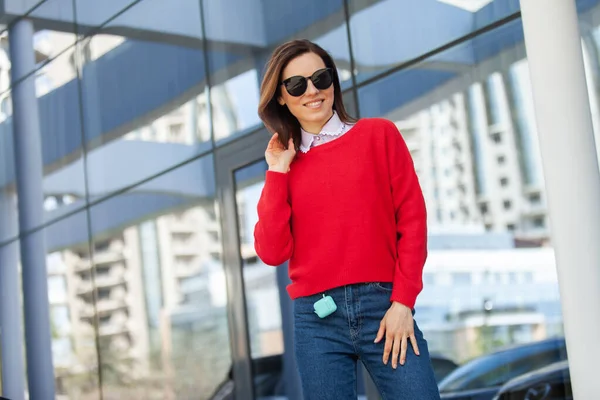 Retrato Uma Mulher Negócios Confiante Uma Camisola Vermelha Contra Fundo — Fotografia de Stock
