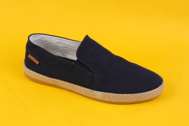 Sarı arka planda erkek espadrilles. Erkek yaz ayakkabıları.