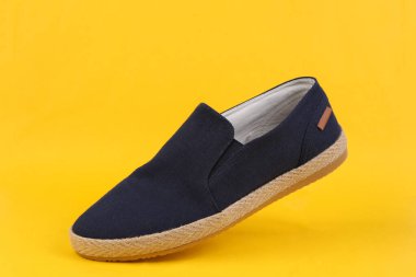 Sarı arka planda erkek espadrilles. Erkek yaz ayakkabıları.