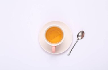 Beyaz arka planda limonlu siyah aromalı çay..
