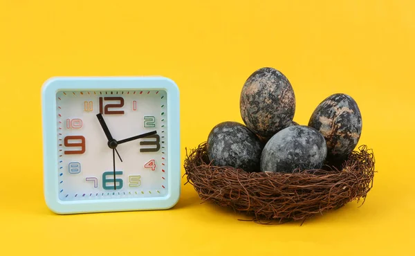 Relógio Alarme Com Mármore Cinza Pintado Ovos Páscoa Ninho Fundo — Fotografia de Stock