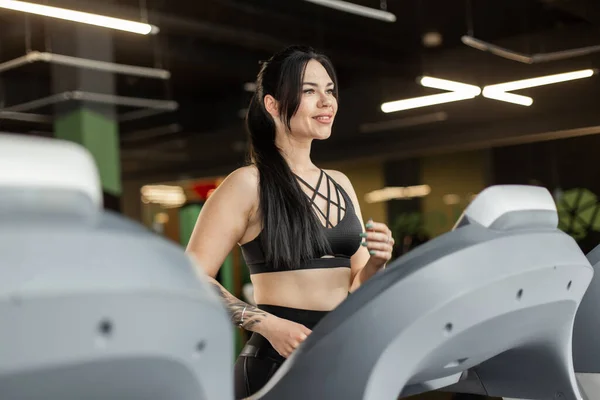 Νεαρή Γυμνάστρια Που Κάνει Γυμναστική Διάδρομο Σύγχρονο Γυμναστήριο Υγιεινός Τρόπος — Φωτογραφία Αρχείου