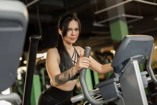 Νεαρή Γυναίκα Γυμναστικής Κάνει Άσκηση Cardo Στο Μηχάνημα Γυμναστικής Στο — Φωτογραφία Αρχείου