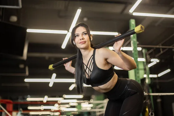 Νεαρή Γυμνασμένη Μελαχρινή Γυναίκα Αθλητικά Ρούχα Κάνει Γυμναστική Body Bar — Φωτογραφία Αρχείου