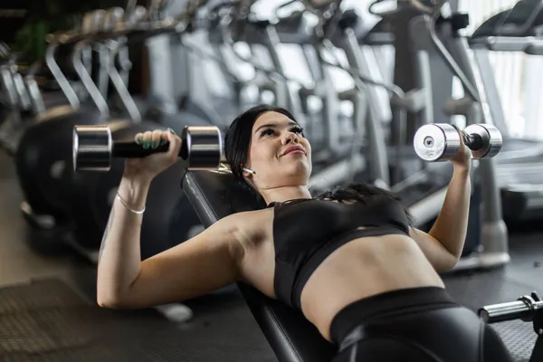 Sexy Fitness Μελαχρινή Γυναίκα Κάνει Dumbbell Πατήστε Που Βρίσκεται Ένα — Φωτογραφία Αρχείου