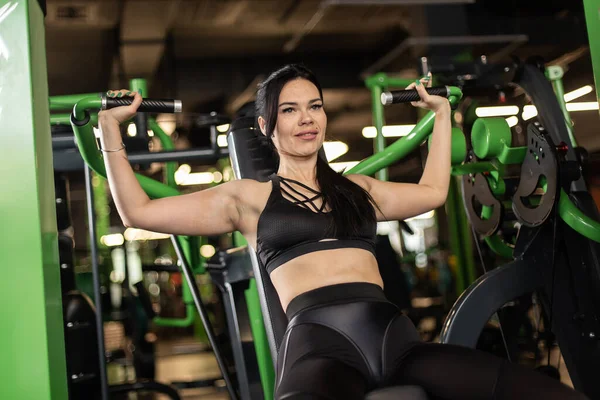 Χαμογελώντας Fitness Γυναίκα Άσκηση Ώμους Στο Μηχάνημα Γυμναστικής — Φωτογραφία Αρχείου