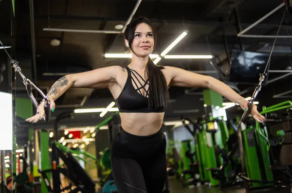 Γυμναστική Γυναίκα Προπονεί Θωρακικούς Μυς Crossover Μηχανή Άσκησης Στο Σύγχρονο — Φωτογραφία Αρχείου