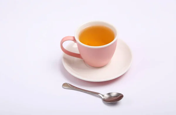 Tasse Schwarzer Aromatischer Tee Mit Zitrone Auf Weißem Hintergrund — Stockfoto