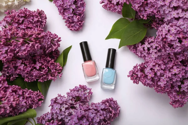 Flacons Vernis Ongles Avec Des Branches Lilas Fleurs Sur Fond — Photo