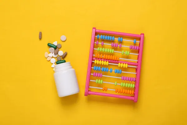 Іграшковий Мавп Пляшковими Таблетками Жовтому Тлі Вид Зверху — стокове фото