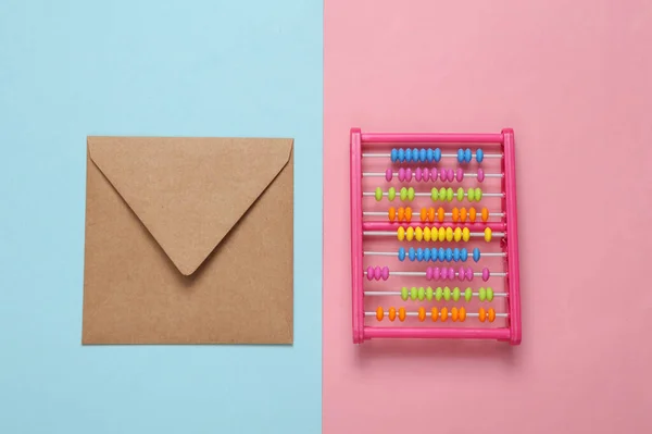 Umschläge Und Spielzeug Abakus Auf Rosa Blauem Hintergrund Ansicht Von — Stockfoto