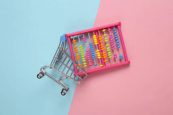 Mini Einkaufswagen Mit Spielzeug Abakus Auf Rosa Blauem Hintergrund Ansicht — Stockfoto