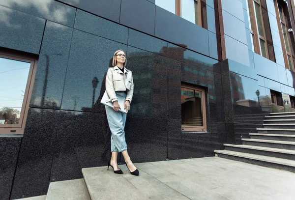 Mulher Negócios Moderna Elegante Com Laptop Suas Mãos Escadas Perto — Fotografia de Stock