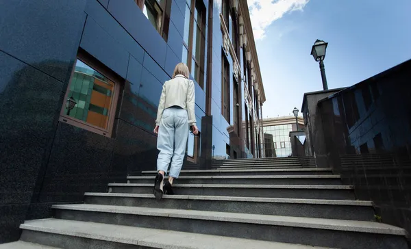 Senhora Elegante Sobe Escadas Contra Fundo Centro Negócios — Fotografia de Stock