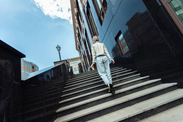 Senhora Elegante Sobe Escadas Contra Fundo Centro Negócios — Fotografia de Stock