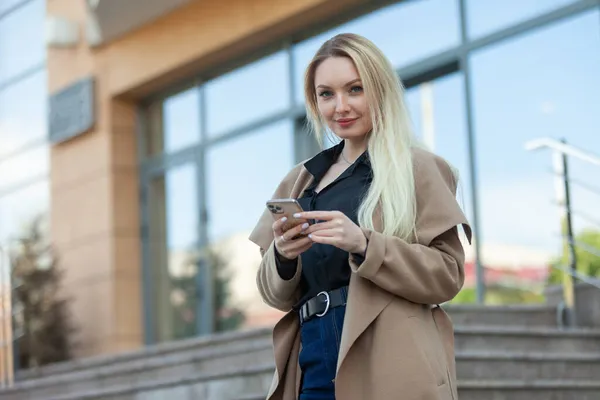 Blond Affärskvinna Med Smartphone Utomhus — Stockfoto