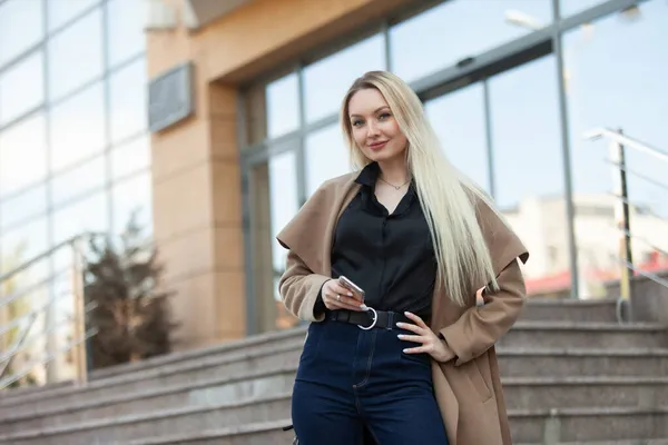 Blond Zakenvrouw Met Smartphone Outdoor — Stockfoto