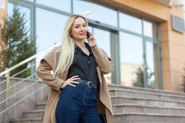 Ung Blond Affärskvinna Pratar Telefon Staden — Stockfoto