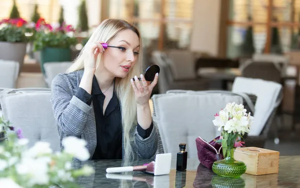 Joven Belleza Atractiva Mujer Rubia Aplicando Maquillaje Pintar Sus Pestañas —  Fotos de Stock